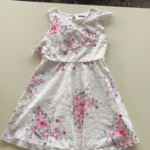 Zunie floral lace beauty! Like new, worn only a handful of times.